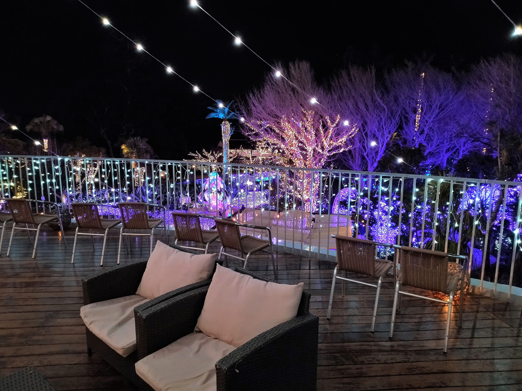 2階のカフェが併設されたラウンジのようなオープンエアのスペース／江の島シーキャンドル（神奈川県／藤沢市）