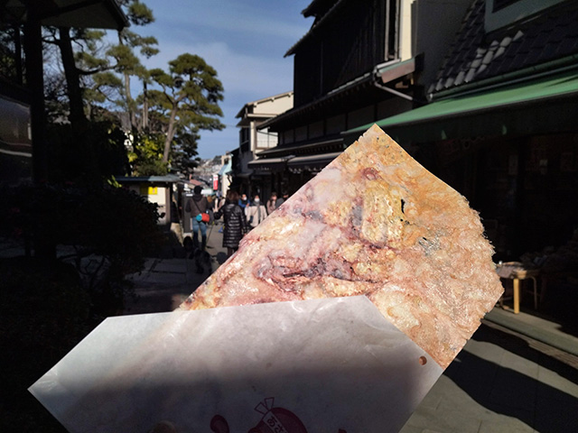 江の島名物の「丸焼きたこせんべい」（神奈川県/藤沢市）