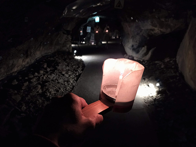 蝋燭の灯りで洞内を歩く様子/江の島岩屋（神奈川県/藤沢市）