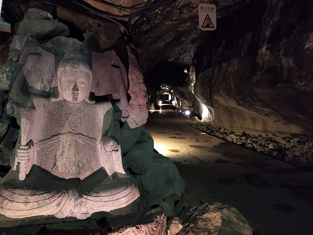 内部で2股に分かれている第一岩屋/江の島岩屋（神奈川県/藤沢市）
