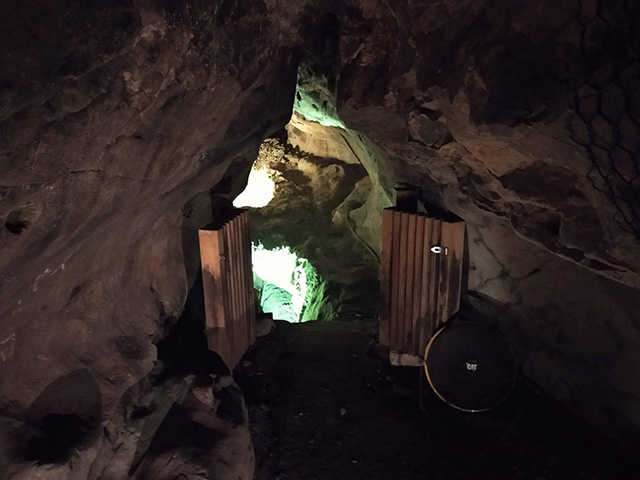 富士山の氷穴につながっているといわれるポイント/江の島岩屋（神奈川県/藤沢市）
