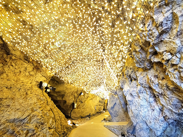 ライトアップされた第二岩屋の洞内/江の島岩屋（神奈川県/藤沢市）