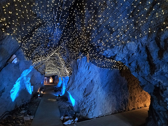 ライトアップされた第二岩屋の洞内/江の島岩屋（神奈川県/藤沢市）