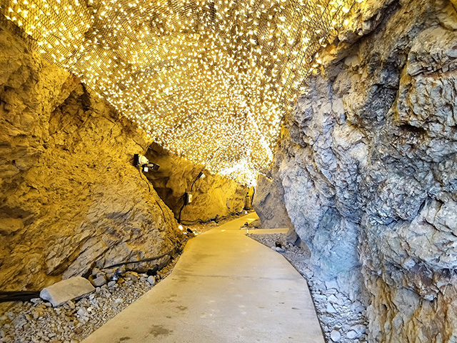 ライトアップされた第二岩屋の洞内/江の島岩屋（神奈川県/藤沢市）