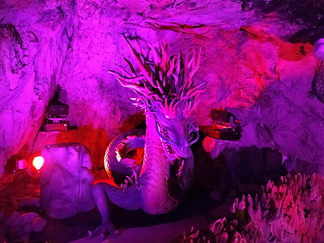 ライトアップされた第二岩屋の洞内/江の島岩屋（神奈川県/藤沢市）