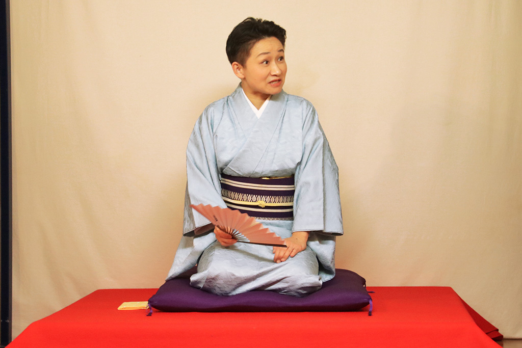 衣装は着物　小道具は扇子と手ぬぐいのみ