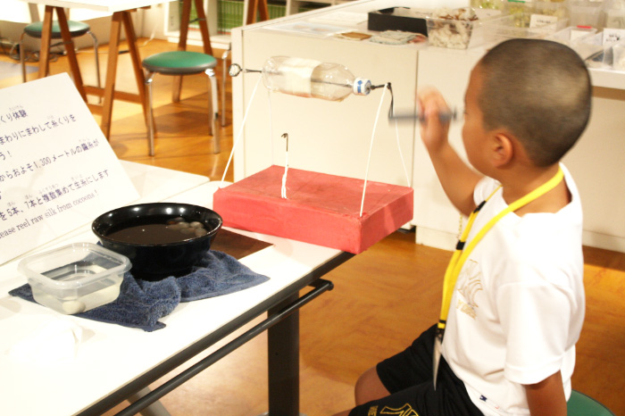 「糸くり」体験の様子/シルク博物館（神奈川県/横浜市）