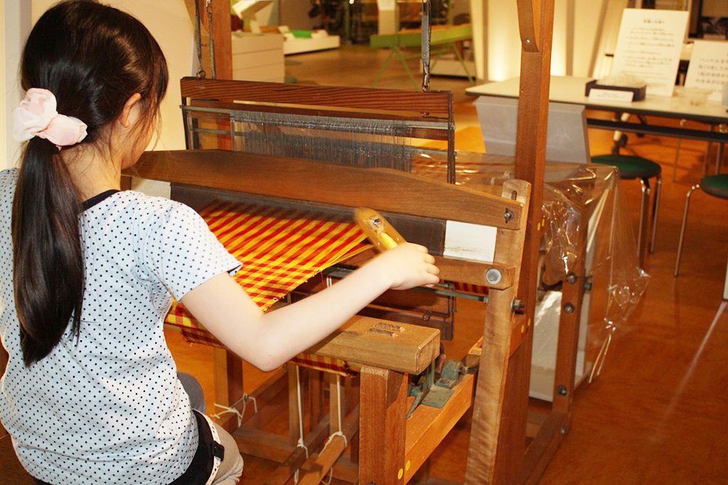 はた織りを体験の様子/シルク博物館（神奈川県/横浜市）