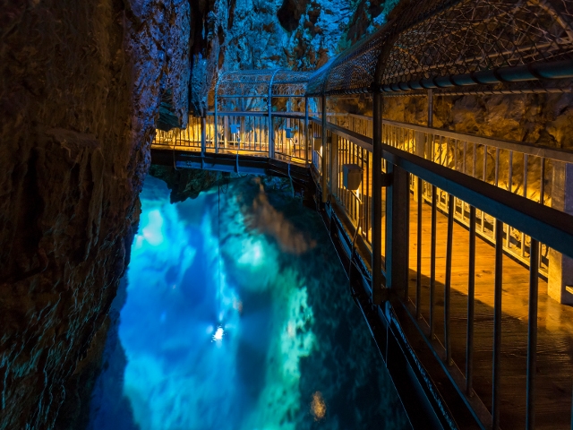 龍泉洞（岩手県／下閉伊郡岩泉町）
