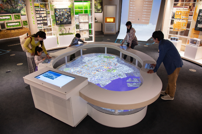 大型スクリーン「みなと・クエストMap」/港区立みなと科学館(東京都)