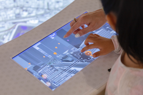 大型スクリーン「みなと・クエストMap」/港区立みなと科学館(東京都)