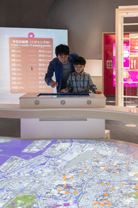 大型スクリーン「みなと・クエストMap」/港区立みなと科学館(東京都)