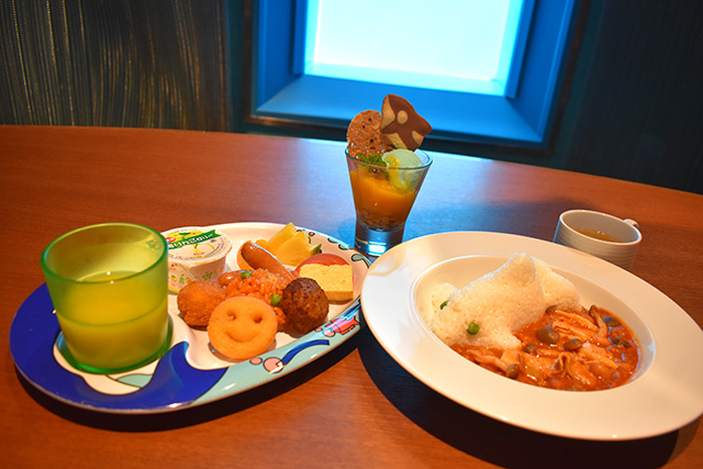 「レストラン オーシャン」右)シャチライス(左)わんぱくプレート/(奥)オーシャンパフェ鴨川シーワールド(千葉県/鴨川市)