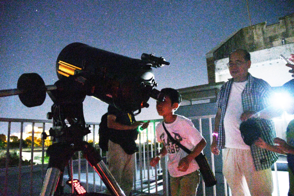 望遠鏡で観察する「星を見る会」/平塚市博物館（神奈川県）