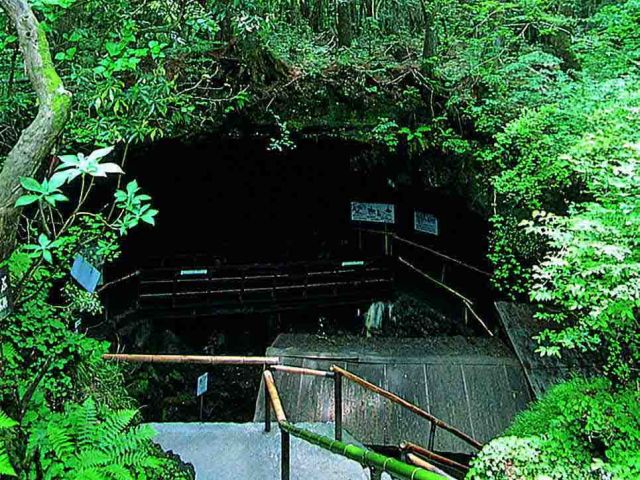 鳴沢氷穴（山梨県／南都留郡鳴沢村）