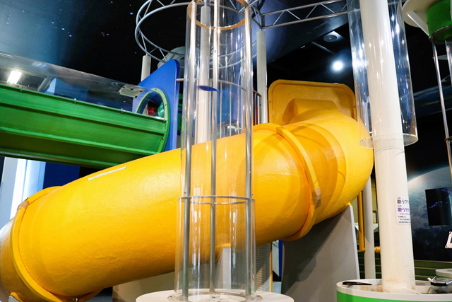黄色いチューブはぐるぐるスライダー／和歌山市立こども科学館