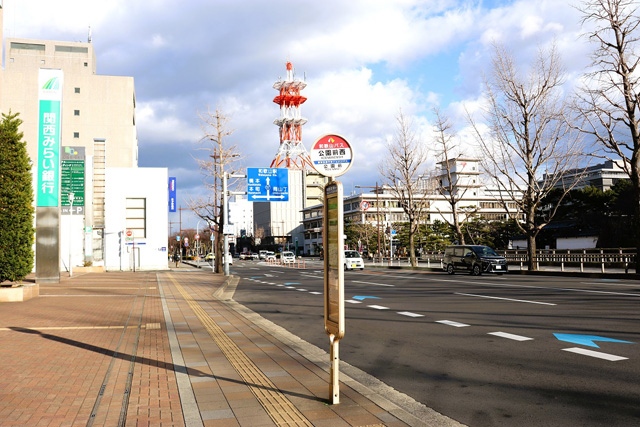 和歌山城ホールの目の前にあるバス停／和歌山市立こども科学館