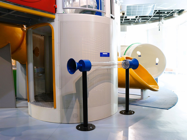 青・緑・赤・黄色のラッパ形の伝声管／和歌山市立こども科学館