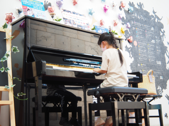 ストリートピアノを弾く様子/ギャラクシティ（東京都/足立区）