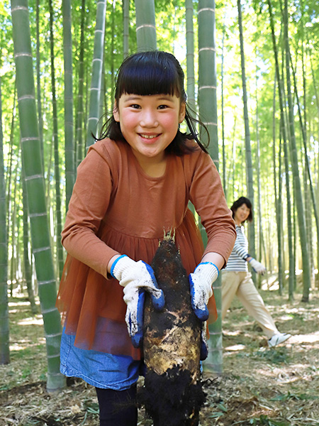 たけのこ掘りの様子/「若竹の杜 若山農場」(栃木県/宇都宮市)