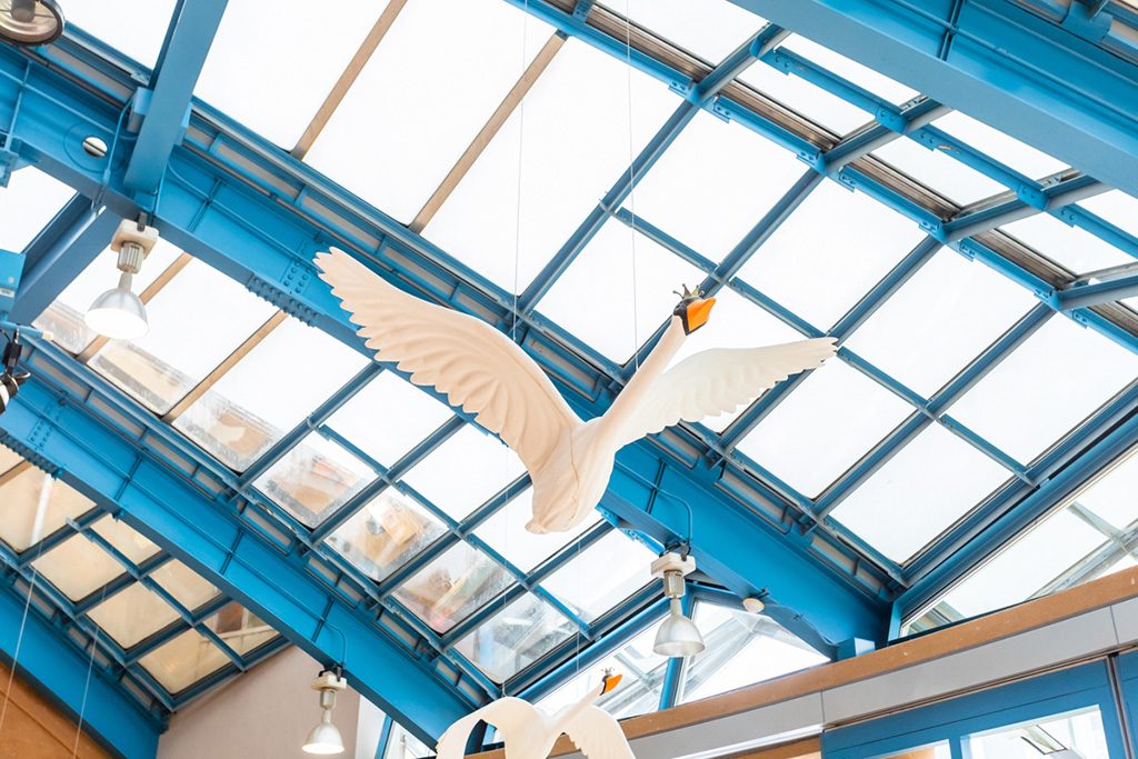 天井から吊り下げられた巨大な白鳥の模型/ふなばしアンデルセン公園 子ども美術館(千葉県/船橋市)