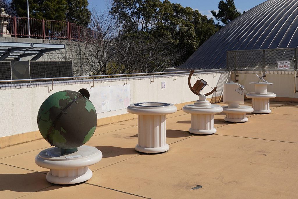 いろいろな形の日時計が展示/明石市立天文科学館(兵庫県)