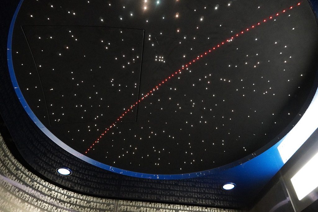 エレベーターの天井/明石市立天文科学館(兵庫県)