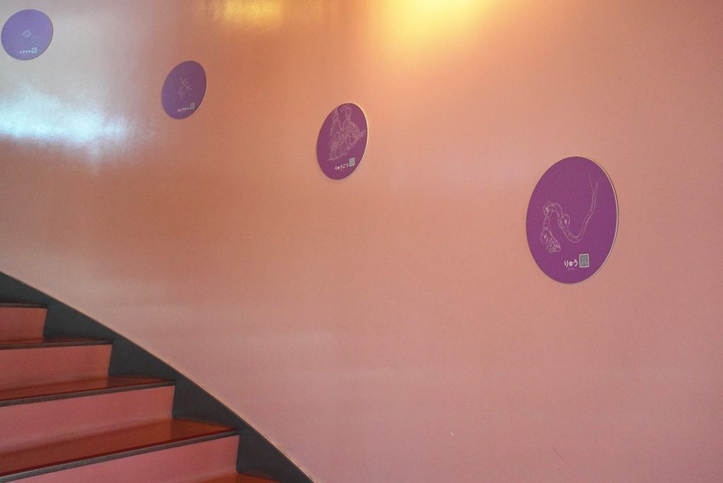 ピンク色の階段/明石市立天文科学館(兵庫県)