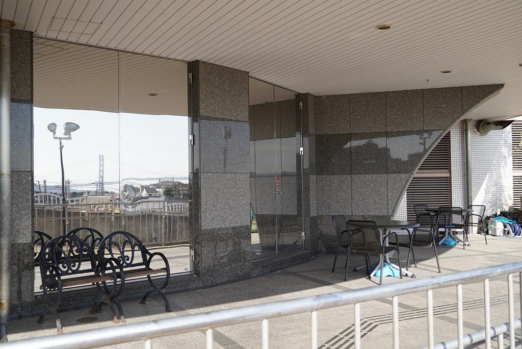 建物の外エントランスのベンチ/明石市立天文科学館(兵庫県)