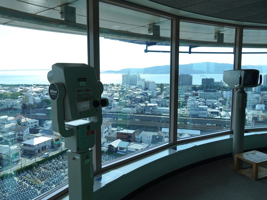 展望室(13・14階)の望遠鏡 /明石市立天文科学館(兵庫県)