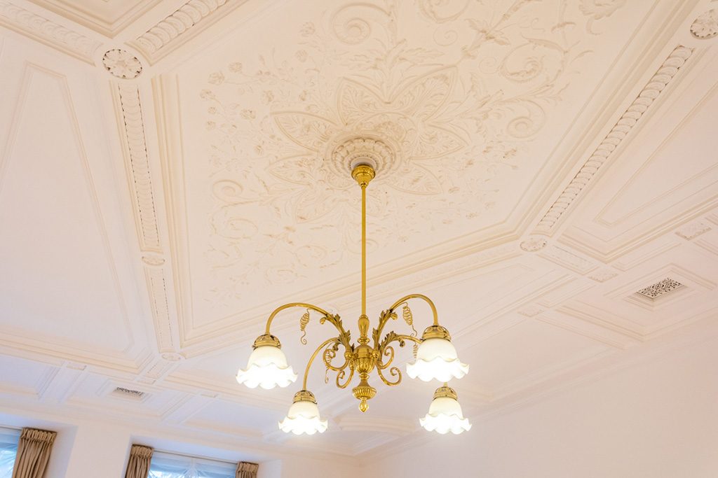 左官職人がこてで描いた天井の漆喰装飾/国立国会図書館 国際子ども図書館(東京都/台東区)