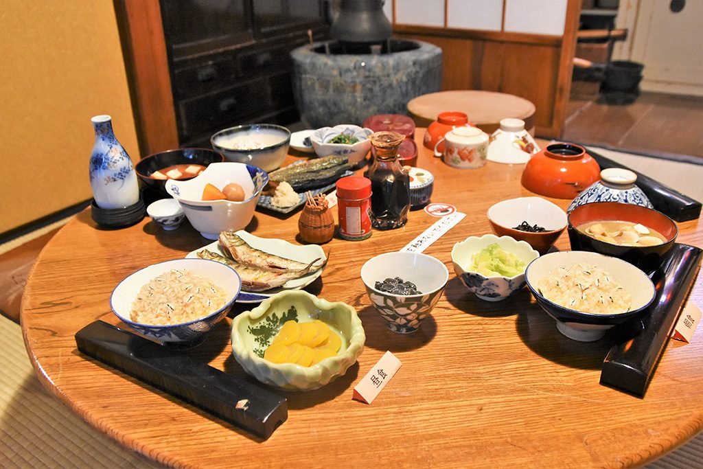 卓上の日常食の一例/昭和のくらし博物館（東京都/大田区）