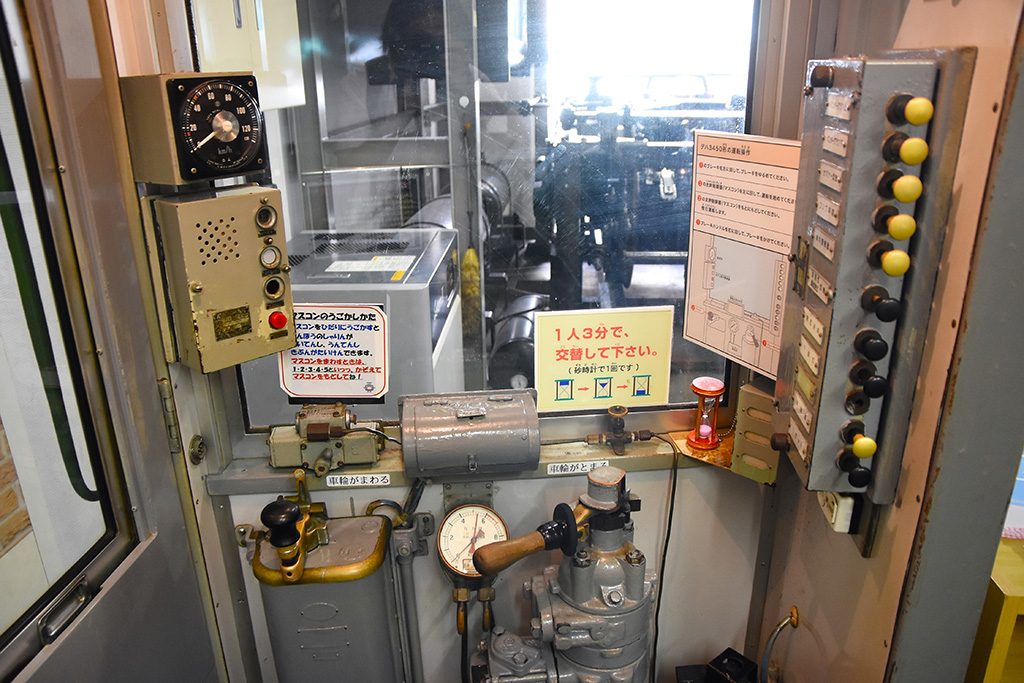 デハ3450型の運転席/電車とバスの博物館(神奈川県/川崎市)