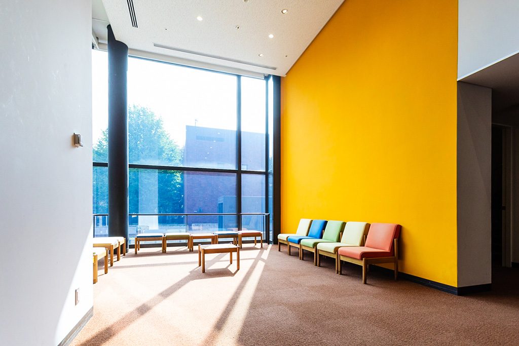 公募棟の休憩スペース/東京都美術館(東京都/台東区)