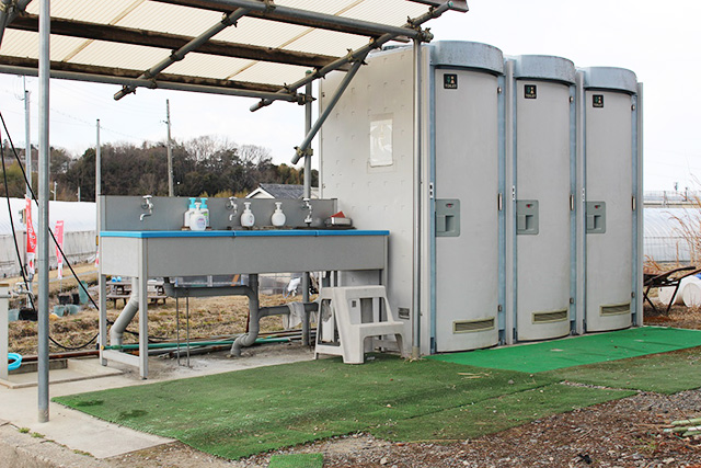 手洗いコーナーや水洗の仮設トイレ/二郎農園(兵庫県/神戸市)