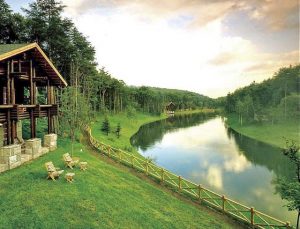 広大な森に抱かれた「ホテルニドム」の本格ログコテージに泊まろう