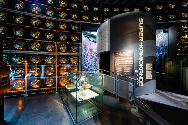 「スーパーカミオカンデ」の10分の1の模型の展示/日本科学未来館（東京都/江東区）