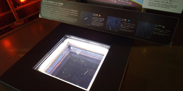 「霧箱」と呼ばれる装置/日本科学未来館（東京都/江東区）