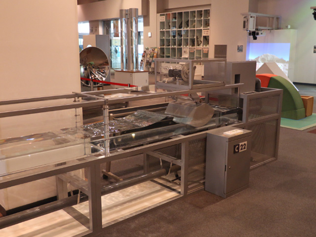 三つの大きさの波を発生させる「NAGAI」/川口市立科学館（埼玉県）