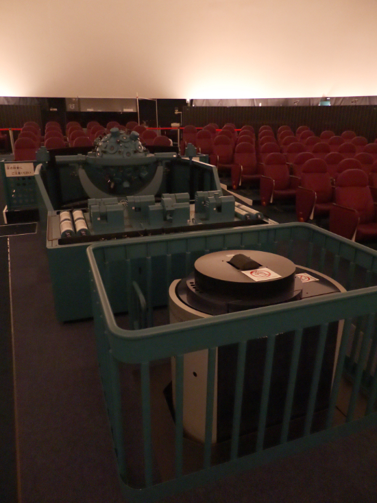 映像を ドーム上に投映する装置/川口市立科学館（埼玉県）