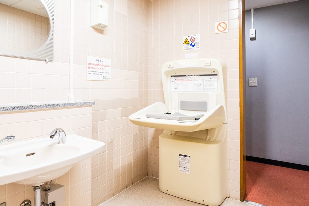 女性トイレ内のおむつ替え台/東京工芸大学 杉並アニメーションミュージアム(東京都/杉並区)