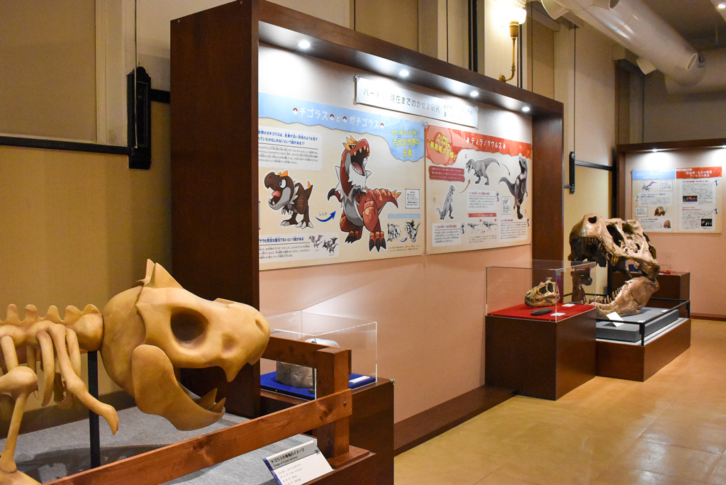 「チゴラス」の骨格想像模型と「ティラノサウルス・レックス」の頭骨/国立科学博物館(東京都/台東区)