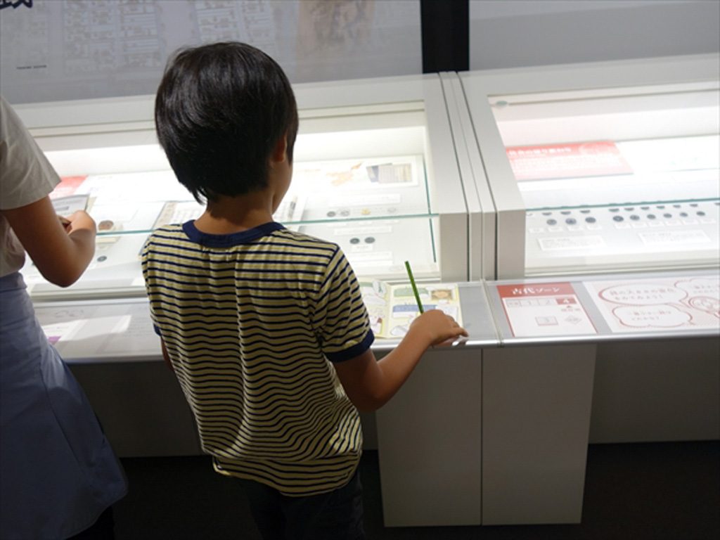 子どもに向けた「問いかけ」を表示/日本銀行金融研究所貨幣博物館(東京都/中央区)