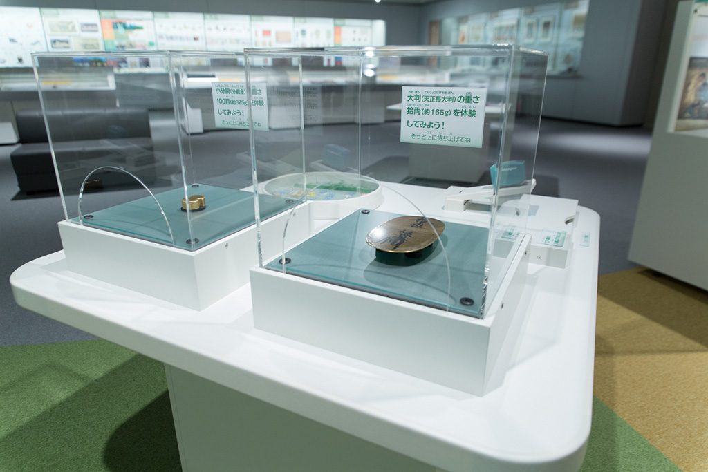 お金の重さ体験/日本銀行金融研究所貨幣博物館(東京都/中央区)