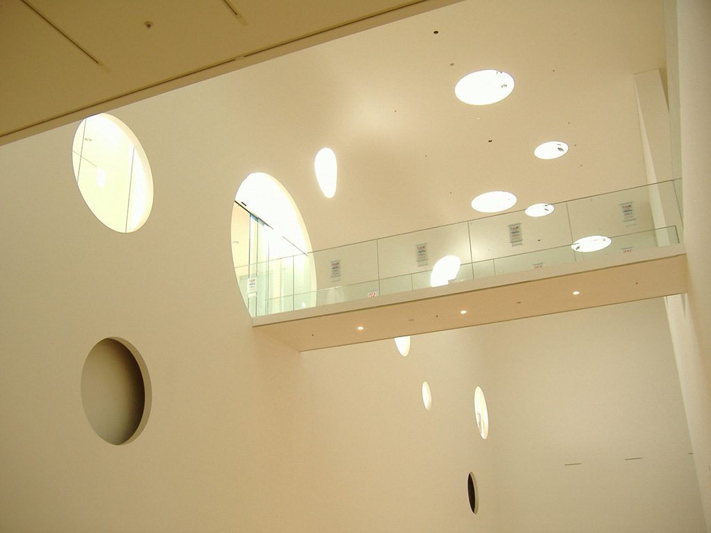 吹き抜けの展示室/横須賀美術館(神奈川県/横須賀市)