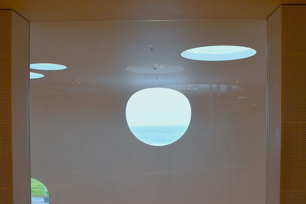 淡い光をまとう丸穴/横須賀美術館(神奈川県/横須賀市)