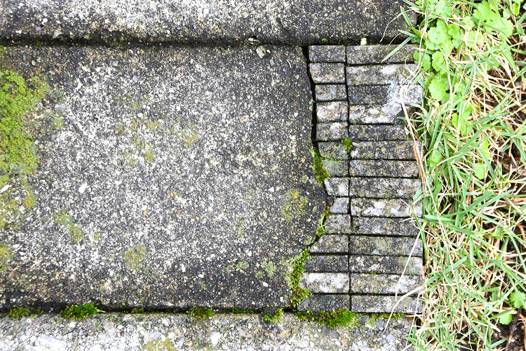 高田安規子・政子さんの作品「修復(中庭)」/横須賀美術館(神奈川県/横須賀市)