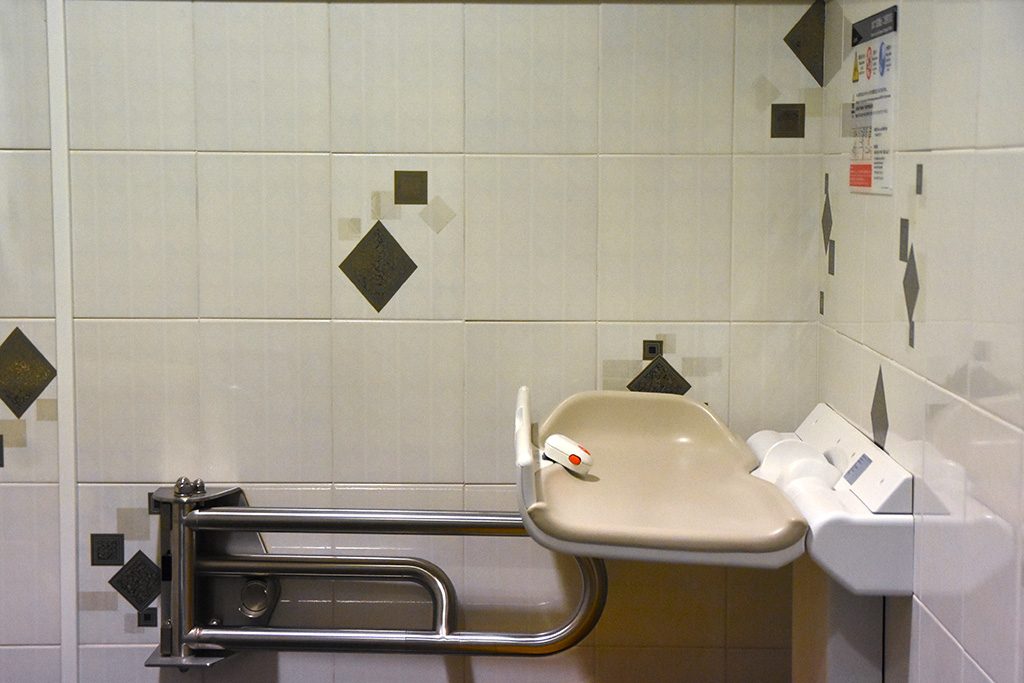 おむつ交換台のあるトイレ/川崎市立日本民家園（神奈川県）