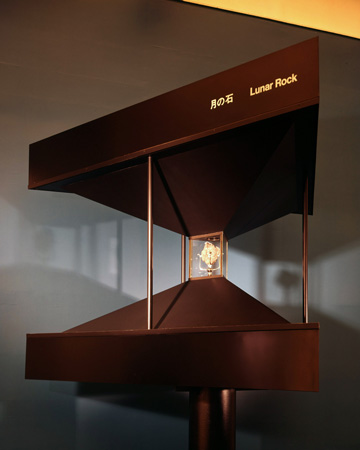 見るために4~5時間待ちの行列ができた「月の石」