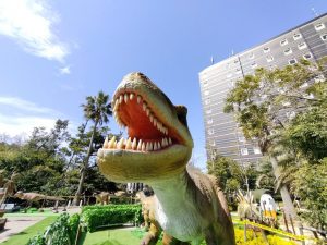 幕張に恐竜出現!プールサイドに20種類33体の恐竜が潜むアパホテルのイベントが迫力